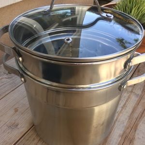 Stainless steel pot with steaming tray
